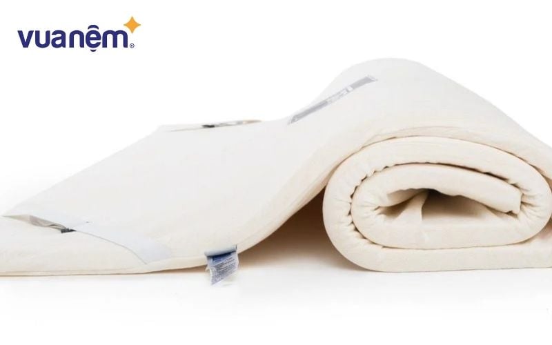 Những loại topper nệm foam/cao su dày thì việc vệ sinh cũng khó hơn