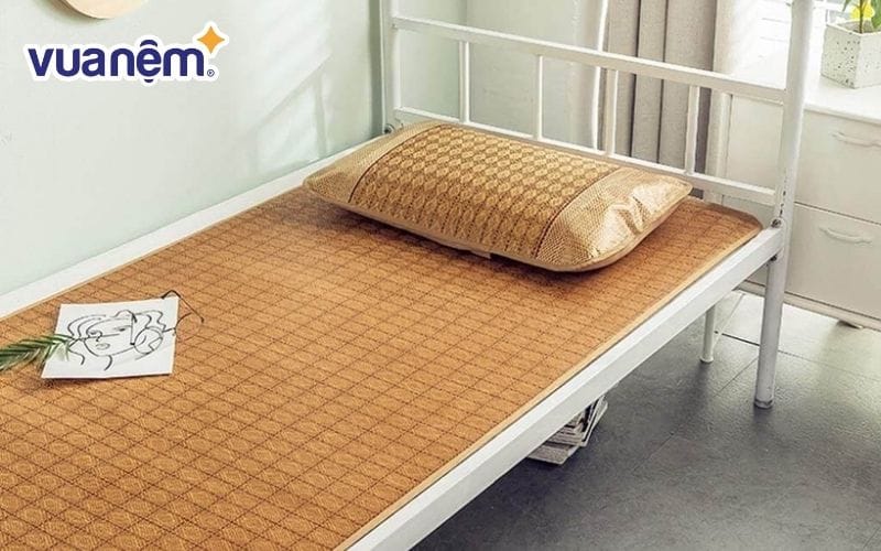 Nằm trên một chiếc giường chỉ lót chiếu sẽ cảm thấy thông thoáng hơn rất nhiều trong ngày nhiệt độ cao