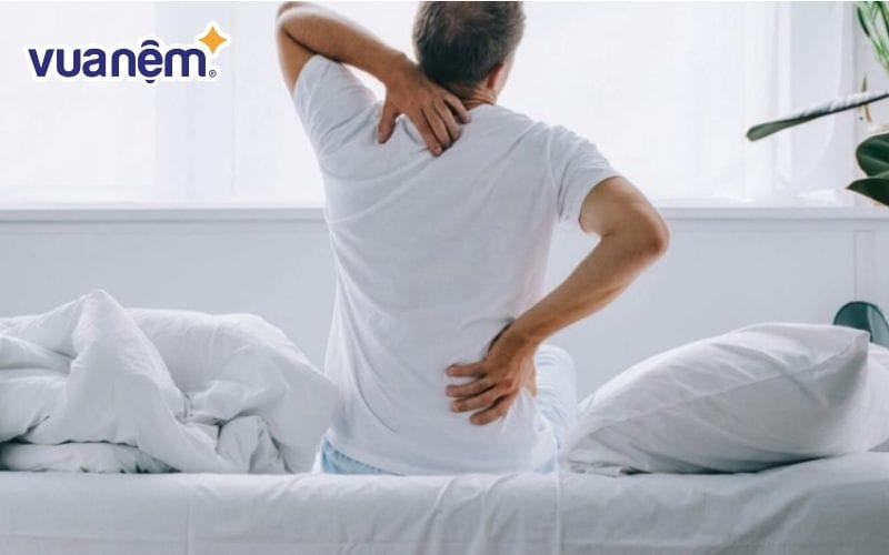 Nằm đệm làm từ chất liệu kém sẽ khiến bạn đau mỏi người khi thức dậy