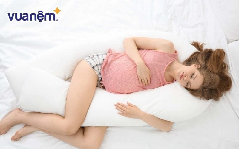 Ngủ nghiêng và kê thêm gối giữa hai chân tốt cho phụ nữ mang thai
