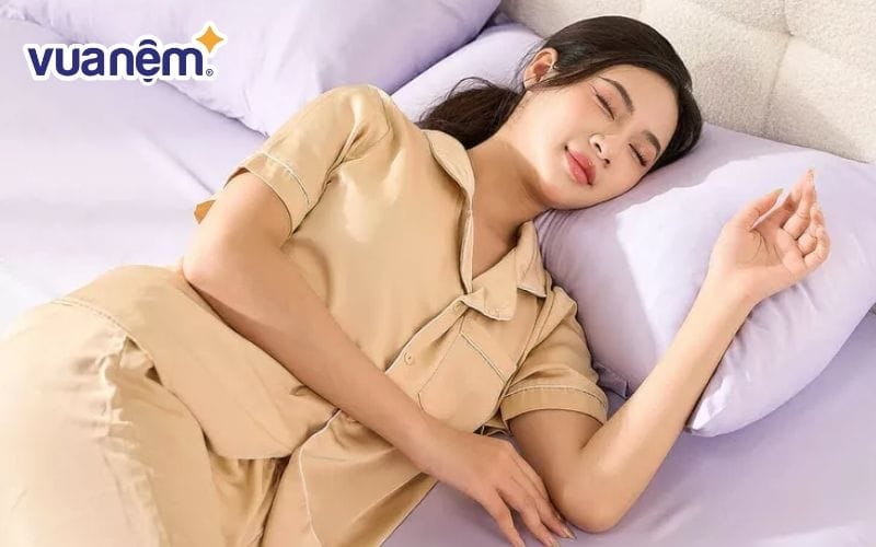 Mặc đồ ngủ mỏng, thoáng khí và đơn giản để cơ thể dễ điều hòa khi ngủ