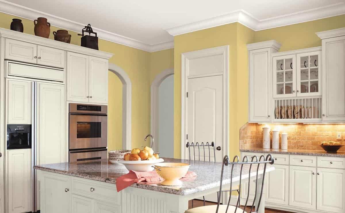 thiết kế phòng bếp tông màu pastel vàng ấm