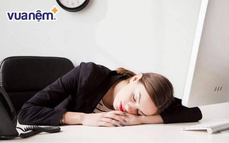 Thiếu ngủ hoặc ngủ quá nhiều có thể khiến bạn buồn ngủ khi làm việc