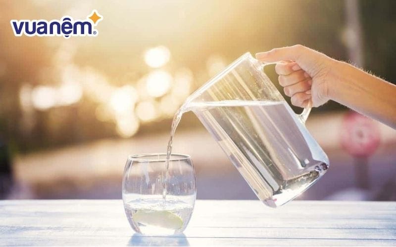 Thiếu nước cũng là nguyên nhân gây buồn ngủ khi làm việc