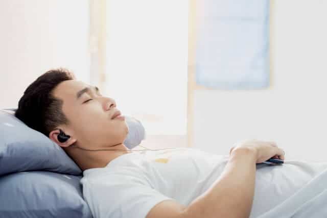 đeo tai phone nghe nhạc khi ngủ
