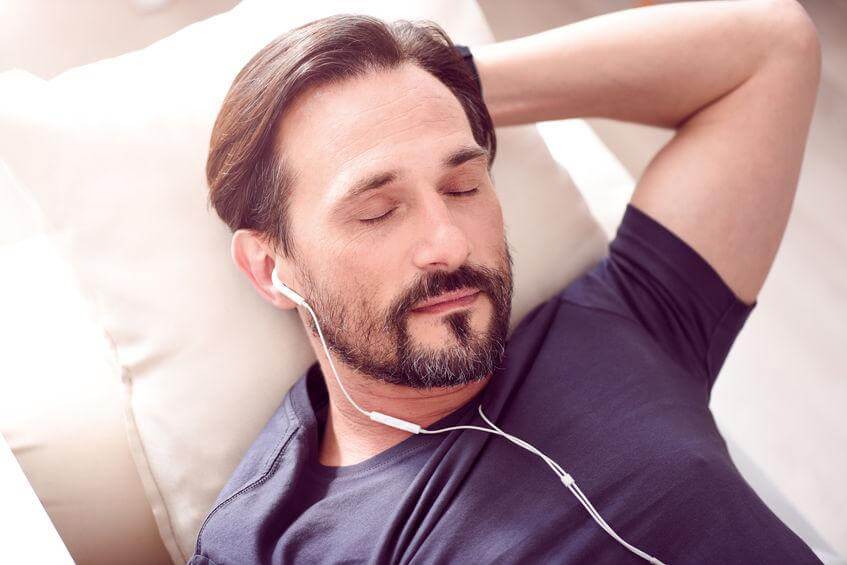 đeo tai nghe khi ngủ có sao không