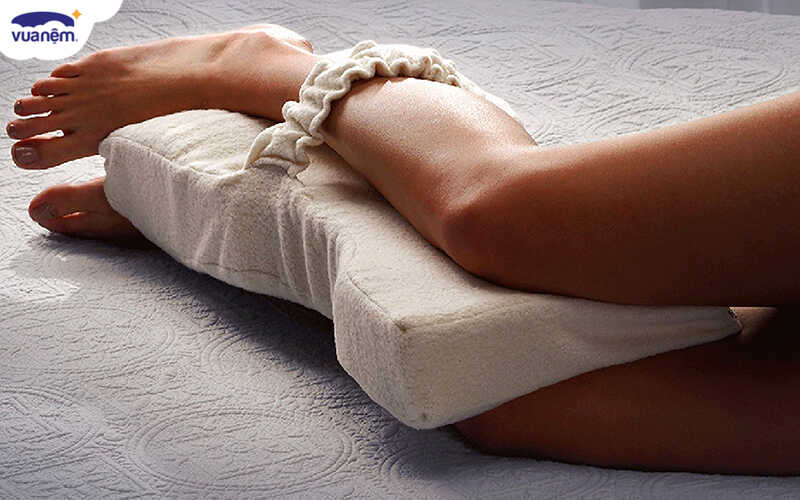 Tư thế ngủ gối kẹp giữa 2 chân