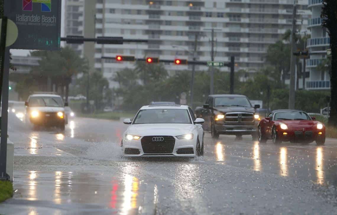 cách đi đường an toàn trong trời mưa