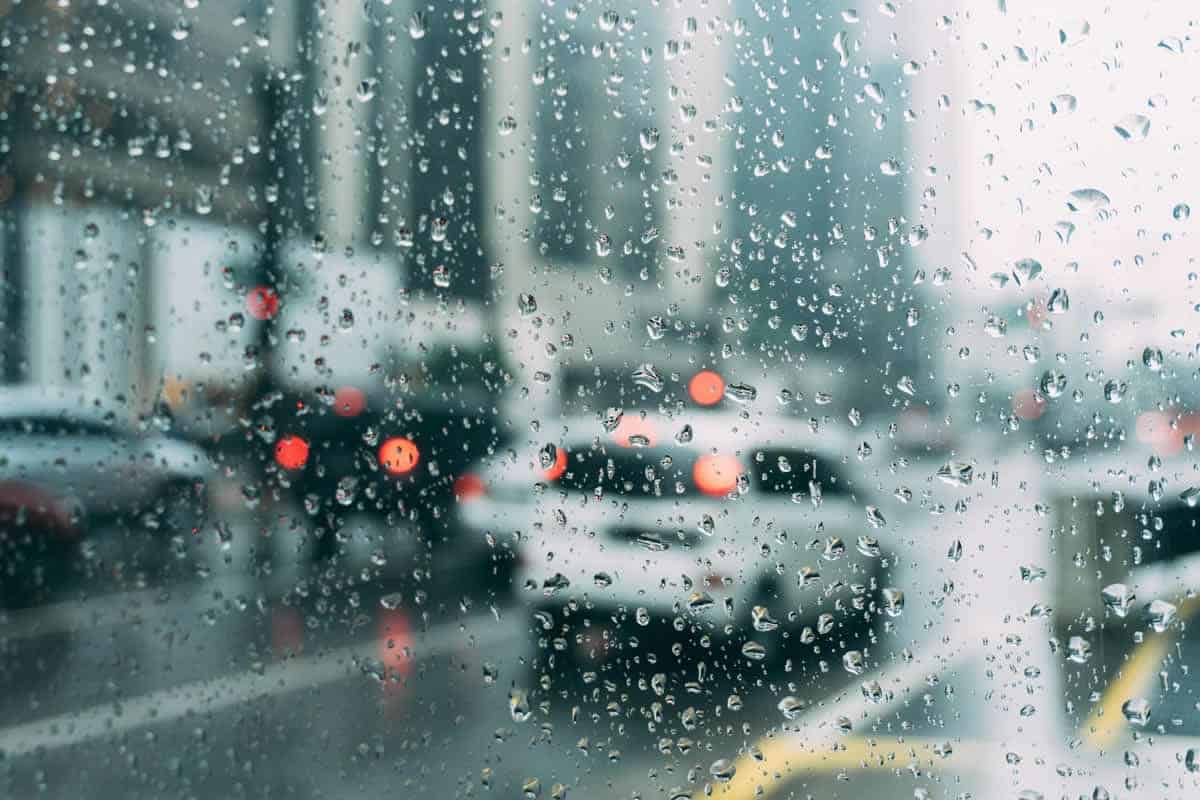 cách đi đường an toàn trong trời mưa như thế nào
