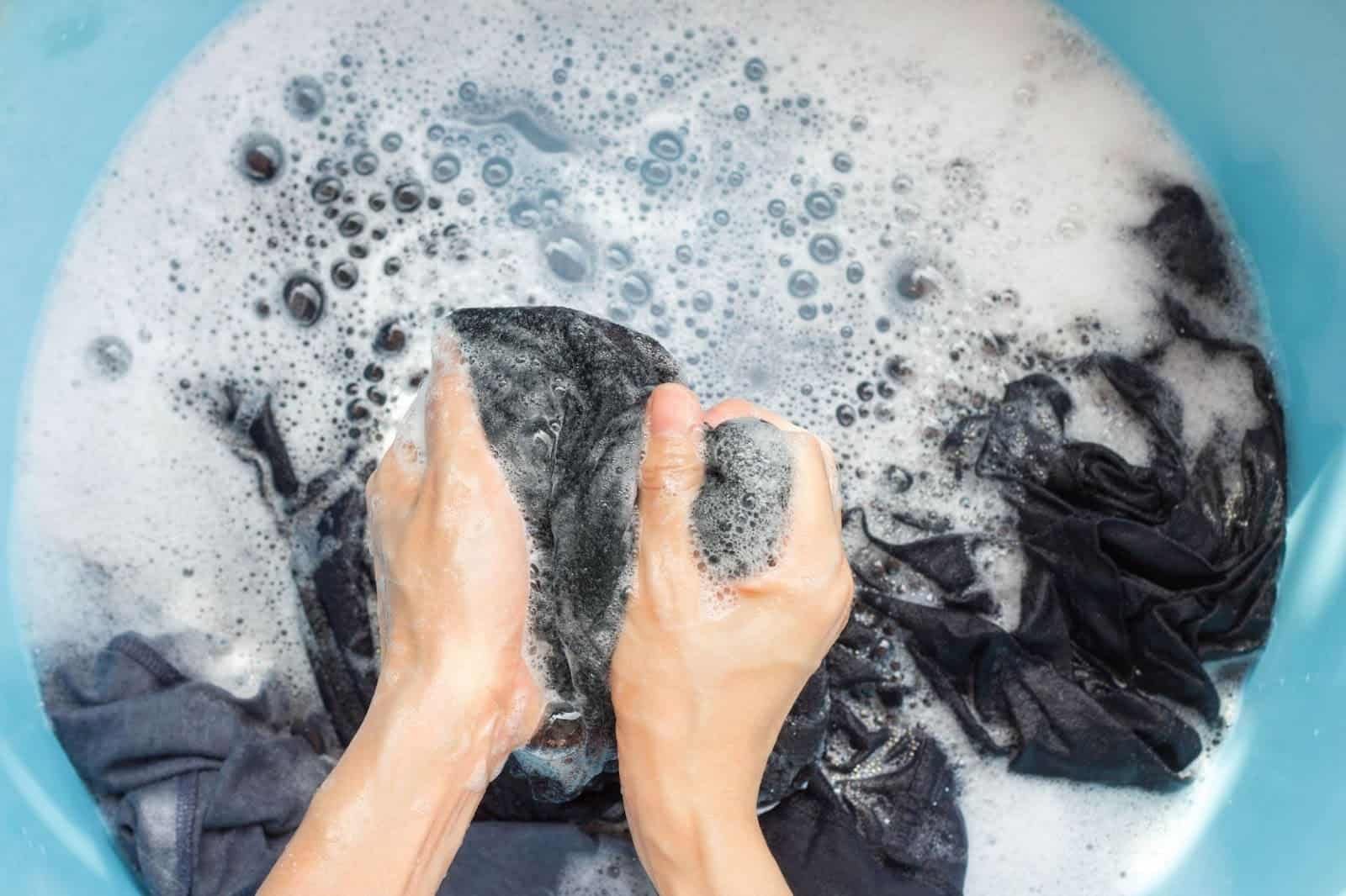 cách giặt áo da bằng bột giặt