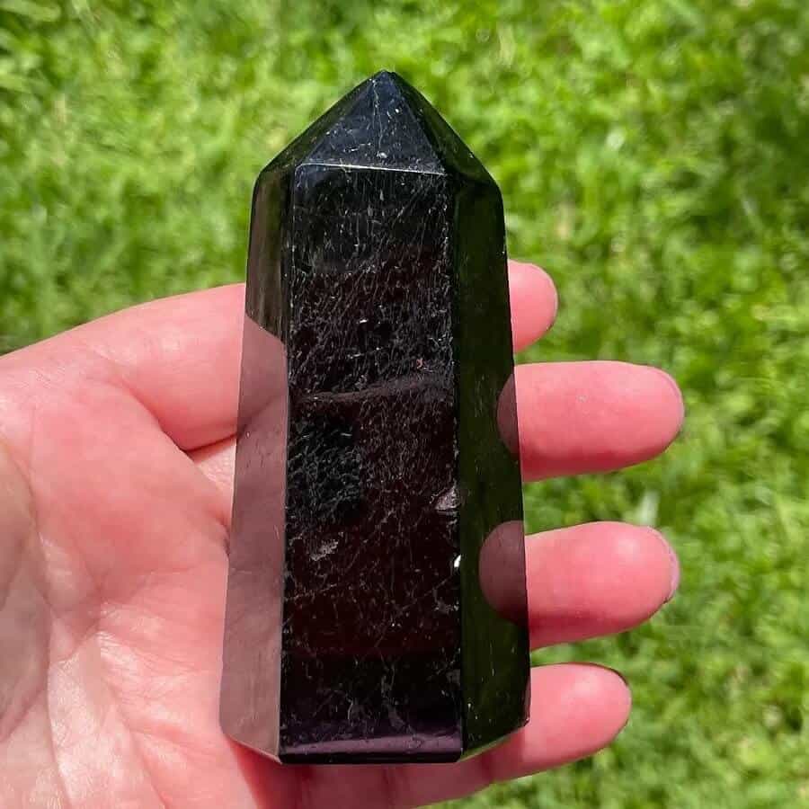 đá phong thủy màu đen Tourmaline 