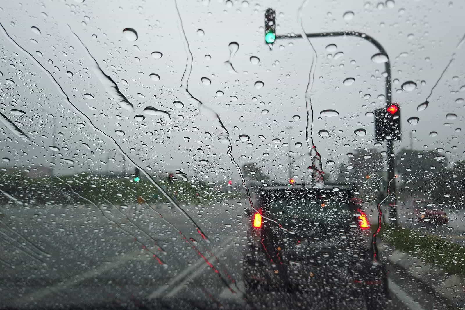 đi đường an toàn trong trời mưa như thế nào
