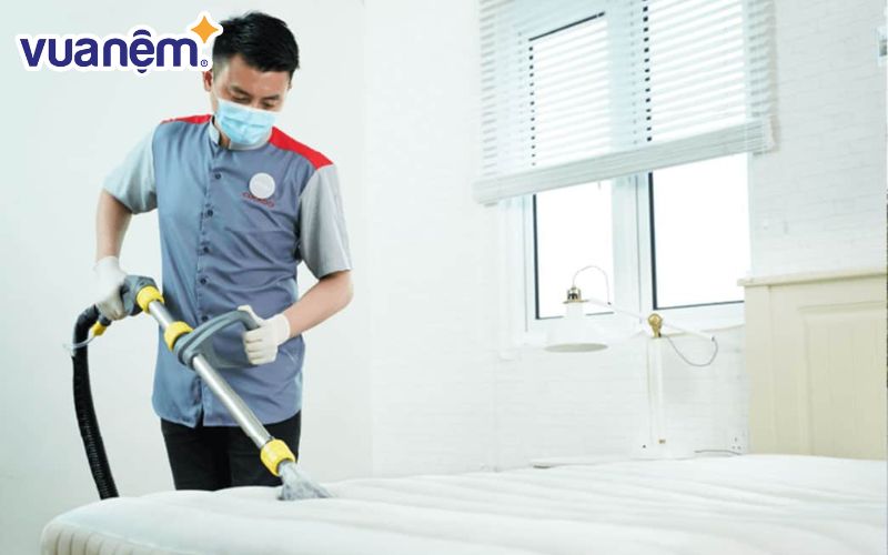 Nhân viên giặt nệm kinh nghiệm lâu năm