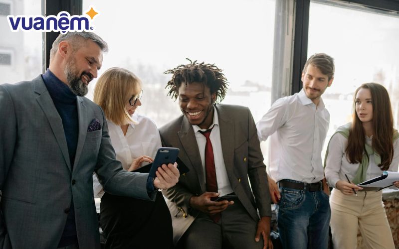 Bạn có thể thử nói chuyện với những người xung quanh nếu đang buồn ngủ