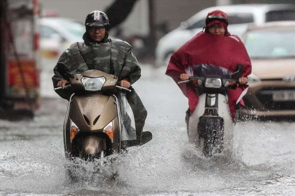 mẹo đi xe máy an toàn trong trời mưa