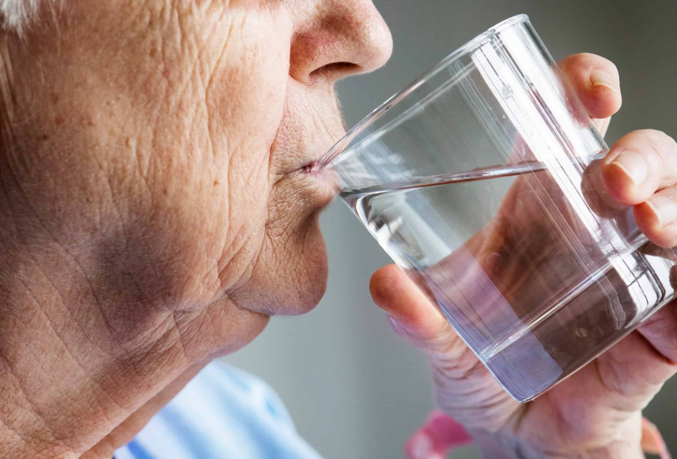 người cao tuổi nên bổ sung nước