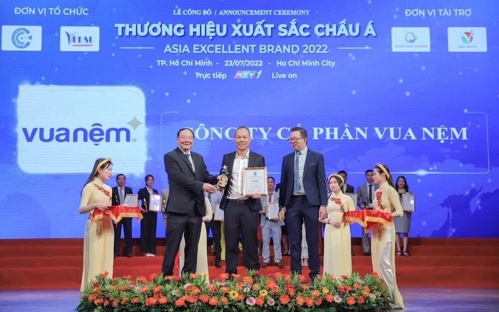 Ông Phạm Mạnh Cường - Phó Tổng Giám đốc Vua Nệm (đứng giữa) lên nhận giải thưởng