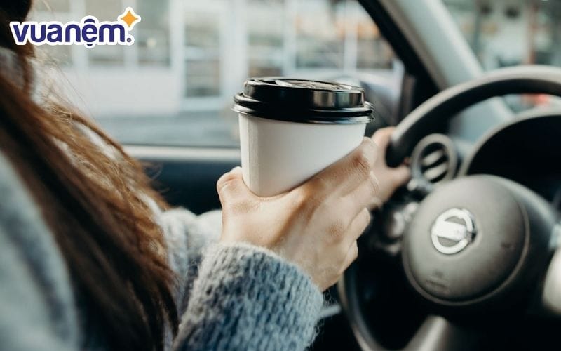 Cách để không buồn ngủ khi đi xe là uống cà phê để đầu óc tỉnh táo 