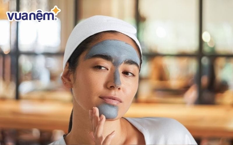 Cách mát xa mặt trước khi ngủ cho vùng chữ T