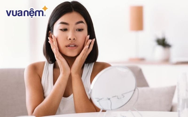 Cách mát xa mặt trước khi ngủ cho vùng má