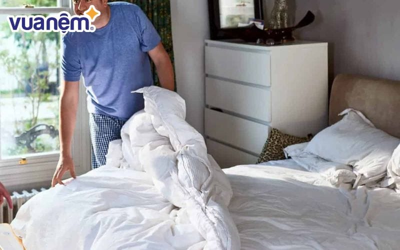 Nên thường xuyên thay chăn ga mới để loại bỏ bụi bẩn, mùi hôi