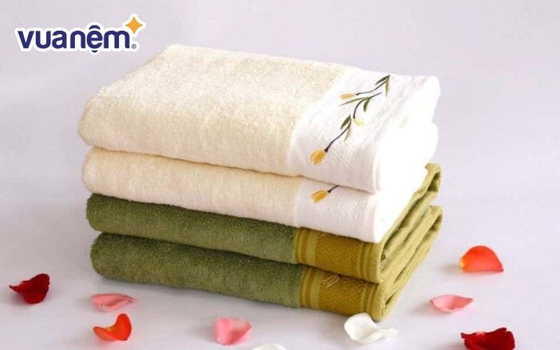 Chuẩn bị khăn chất liệu an toàn để quấn cho con
