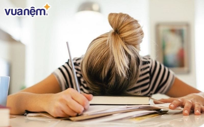 Có nhiều lý do khiến chúng ta cảm thấy buồn ngủ trong giờ học.