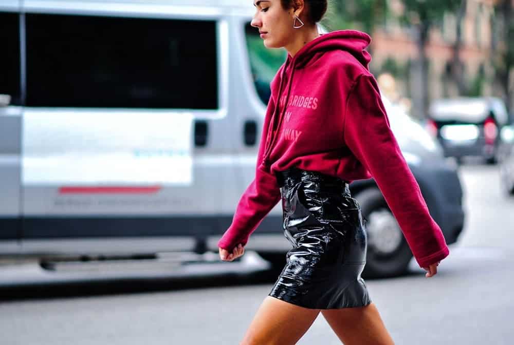 Phối áo hoodie nữ với chân váy