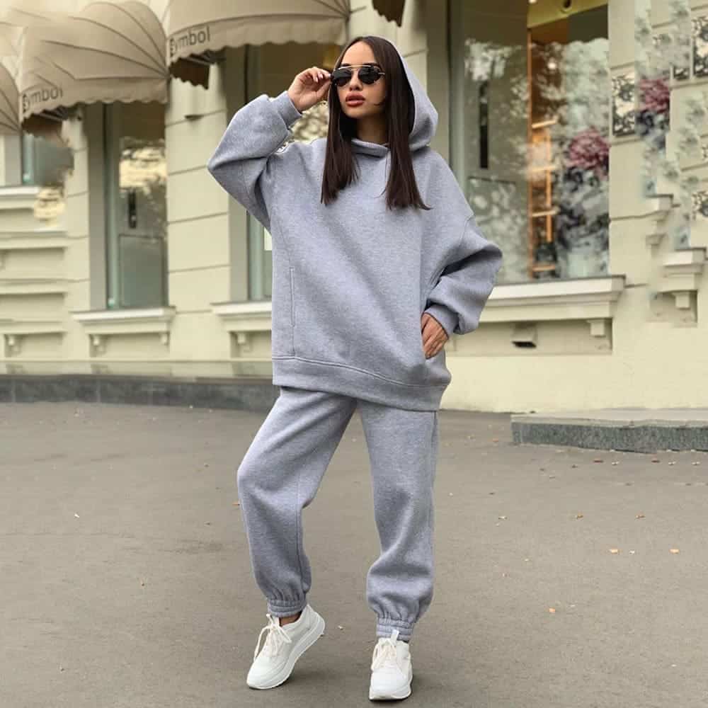 Phối áo hoodie nữ với quần dáng thụng