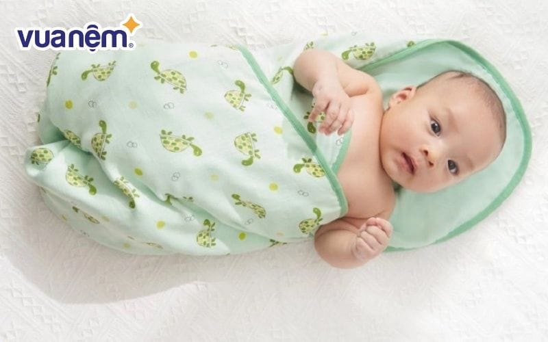 Khăn thiết kế sẵn giúp mẹ quấn khăn cho bé nhanh chóng