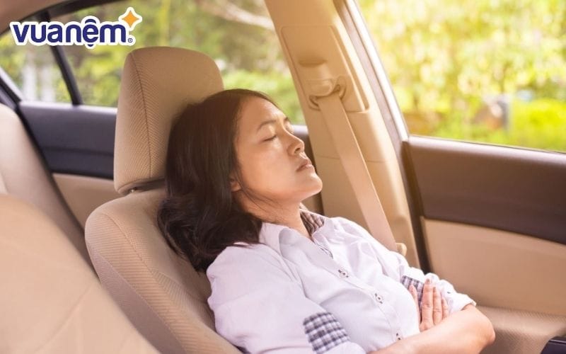 Khóa cửa xe cẩn thận khi ngủ