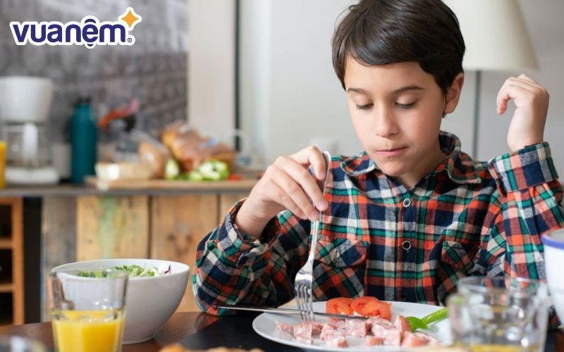 Ăn vừa phải sẽ giúp cơ thể hạn chế buồn ngủ trong giờ học.