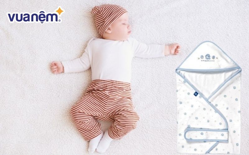 Luôn để bé nằm ngửa khi quấn khăn