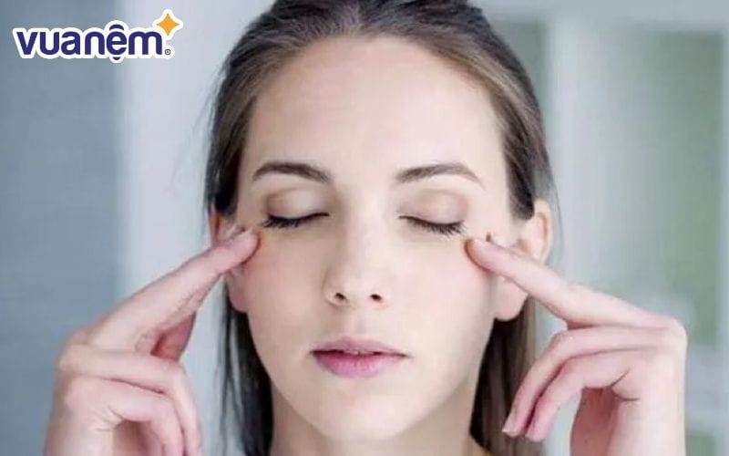 Massage mắt thường xuyên để hạn chế bị mỏi mệt cũng như buồn ngủ trong giờ học