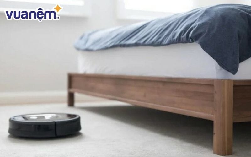 Một trong 15 cách vệ sinh gầm giường hiệu quả nhất đó là dùng máy hút bụi.