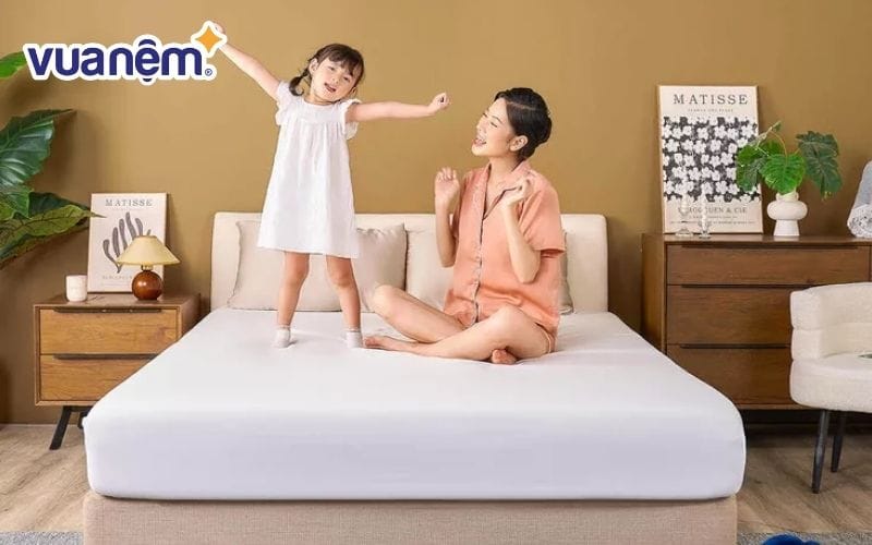 Sử dụng tấm bảo vệ nệm hoặc ga chống thấm để hạn chế tình trạng nệm bị ướt