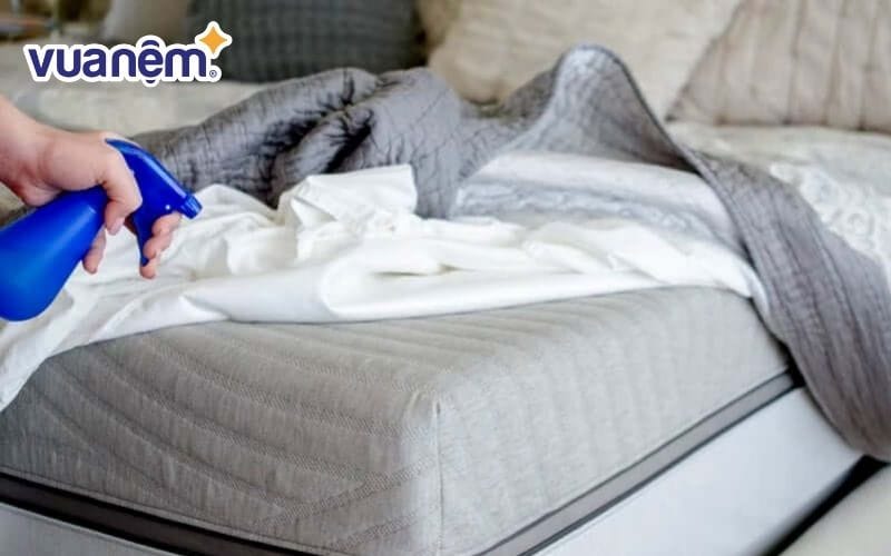 Dùng cồn 90 độ xử lý nệm bị ướt góc cạnh