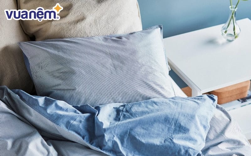 Trong tiếng Anh, ga trải giường được gọi là drap.