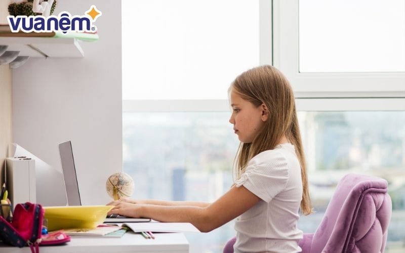 Chú ý ngồi đúng tư thế học tập