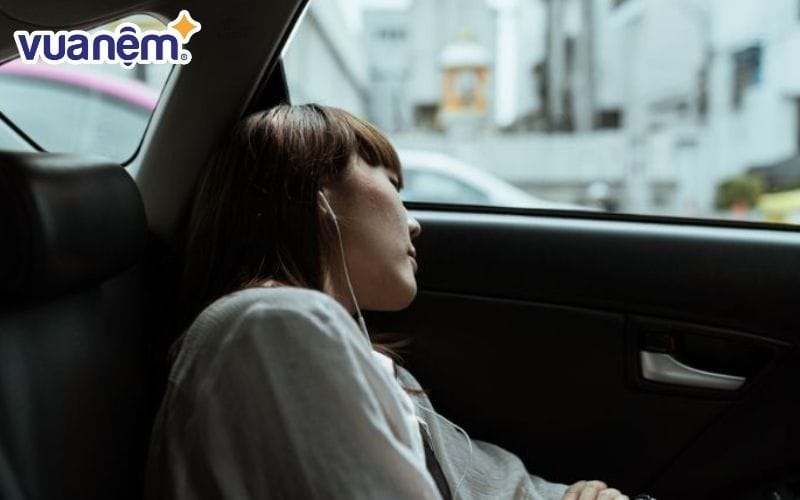 Ngủ trong xe vào mùa hè sao cho an toàn