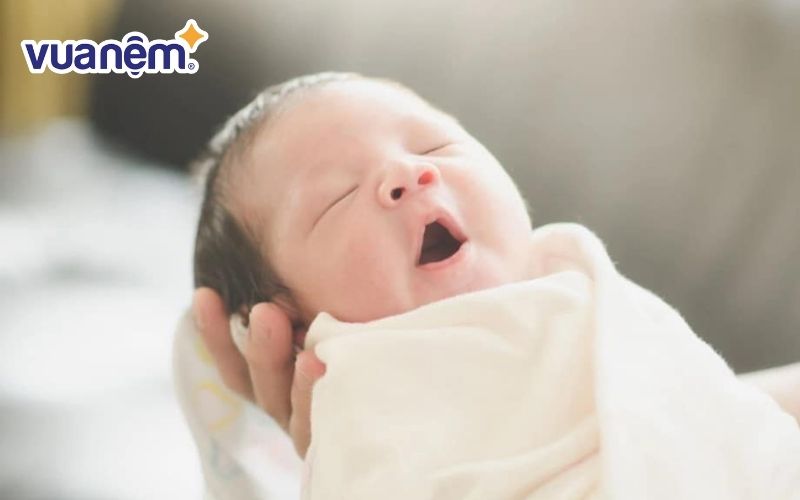 Quấn khăn cho bé ngủ ngon kiểu vòng tay mẹ