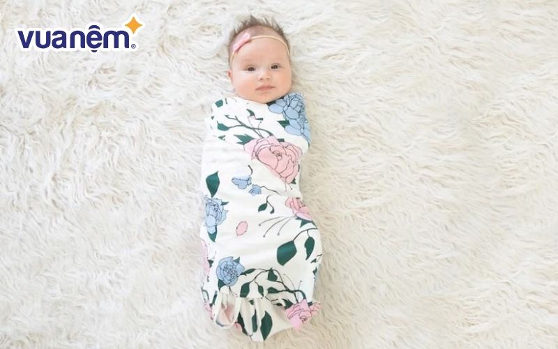 Quấn khăn cho bé ngủ theo hình kén