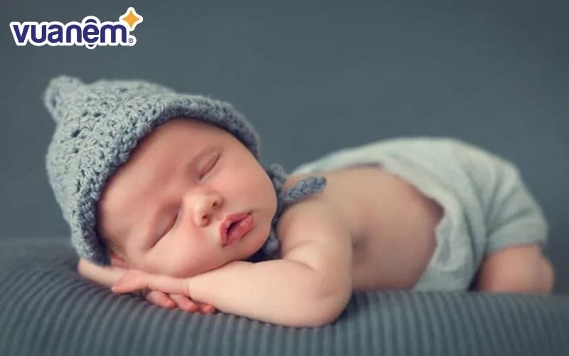 Thay đổi thói quen nằm ngủ sấp của bé là cách giúp trẻ sơ sinh ngủ ngon