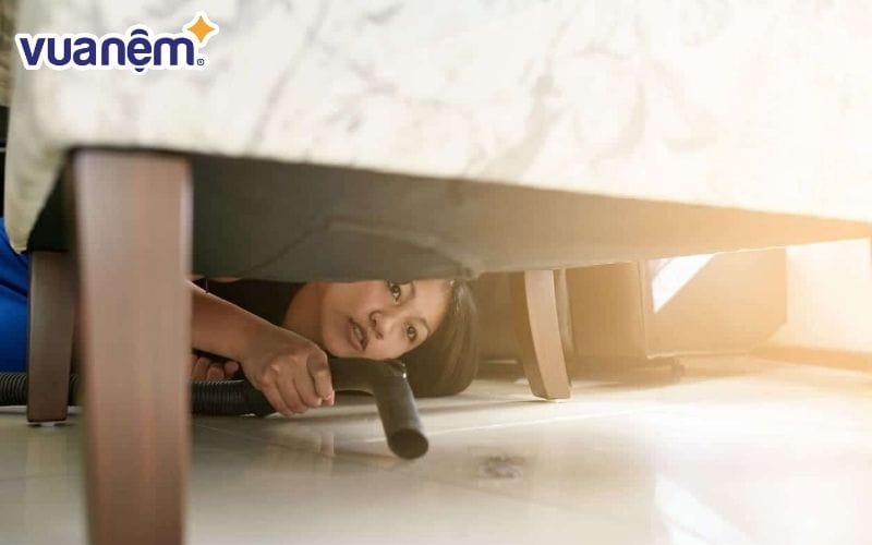 Tóc và bụi bẩn gầm giường rất khó để vệ sinh.