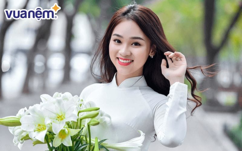 Nhã Uyên là cô gái dịu dàng