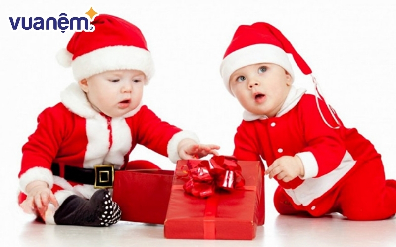 Bộ quần áo ông già Noel là món quà cho bé trai được nhiều trẻ em yêu thích