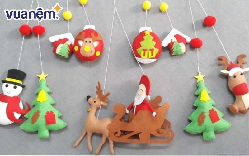 Trống lục lạc hay những món đồ chơi treo nôi là món quà Noel cho bé trai được yêu thích