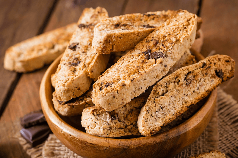 100g bánh làm từ bột mì nguyên cám sẽ chứa 360kcal - 450kcal