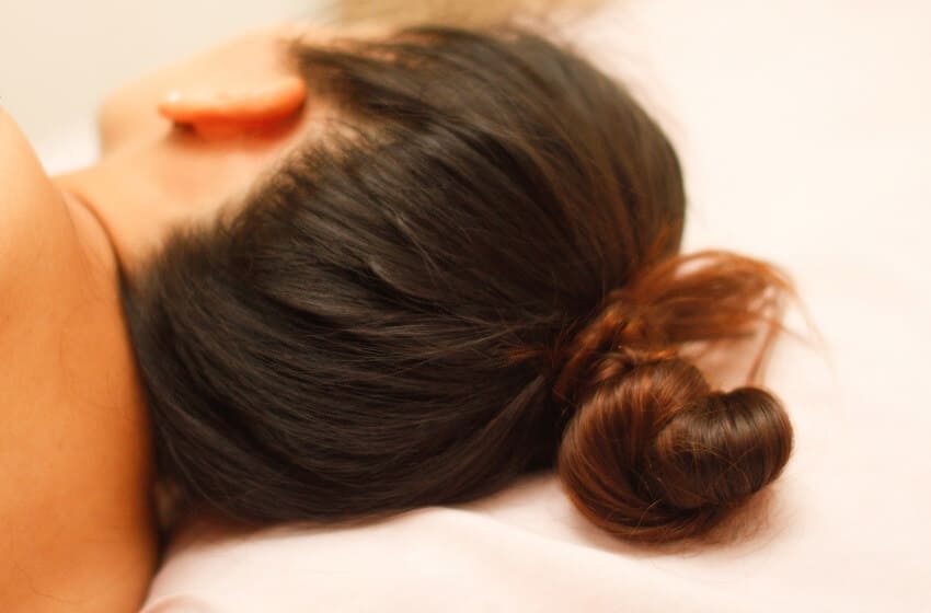 búi tóc để giảm tình trạng tóc ngủ dậy bị bết