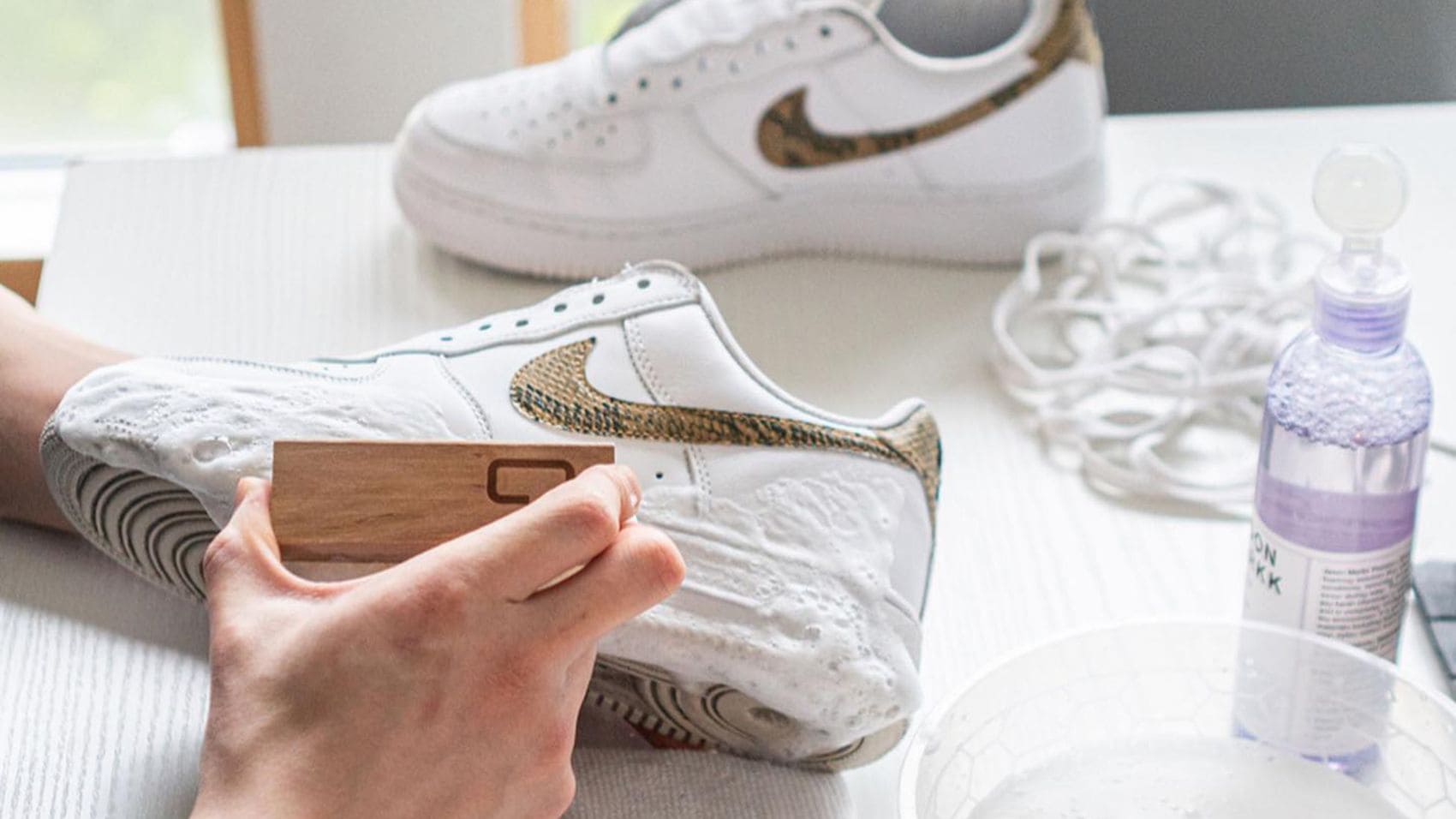 cách làm sạch giày trắng adidas